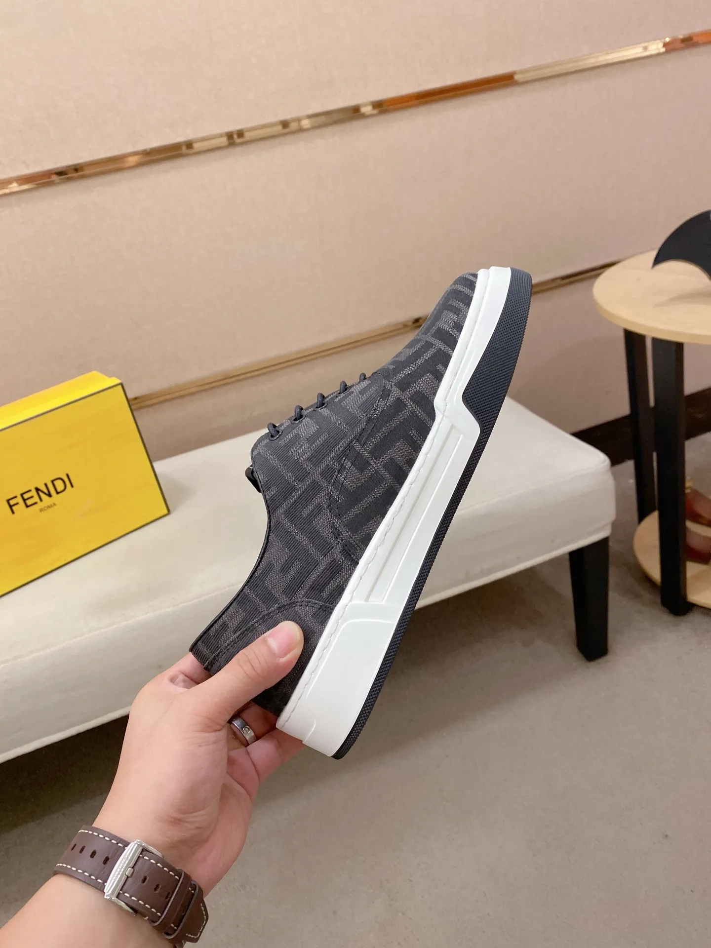 Men's shoes 💰 420💰 (FENDI) New high-top 👊🏻 upper 🇮🇹 imported cowhide fabric 🇩🇪 lining imported sheepskin lining. The original outsole is molded to highlight the identity of every man, and the upper foot is stable and stable🚶🏻🚶🏻The high-end custom counters reproduce the original version📯No matter the wind or rain, the shoe last remains unchanged and can withstand the verification of time🔍️,🔵 Size: 38-44 (45 is custom-made and cannot be returned or exchanged
